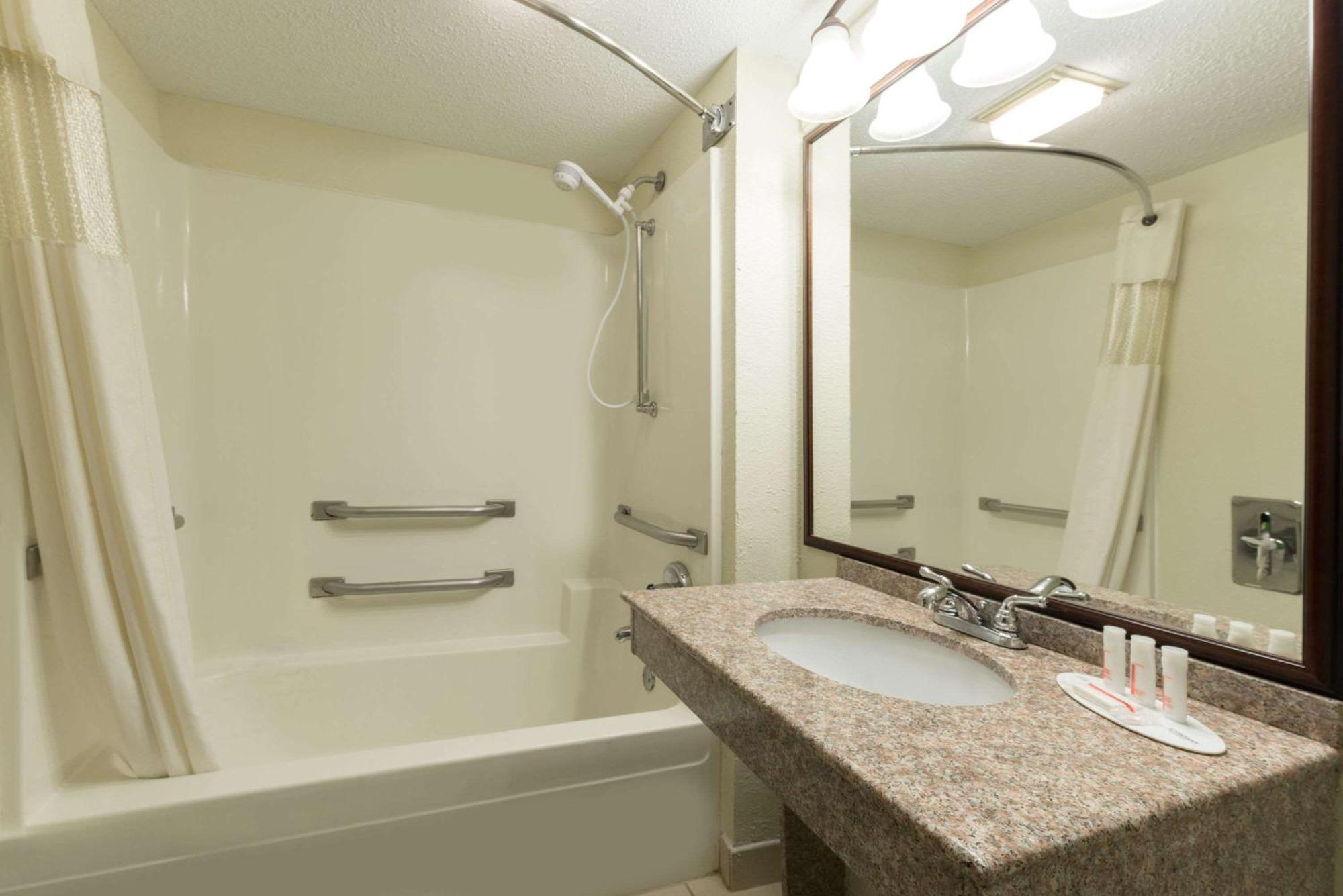 Baymont By Wyndham Louisville South I 65 Brooks Zewnętrze zdjęcie